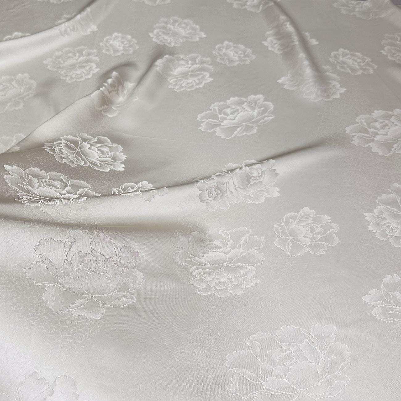 Tissu en rayonne damassé satiné jacquard pivoine : double face, 150 cm de large