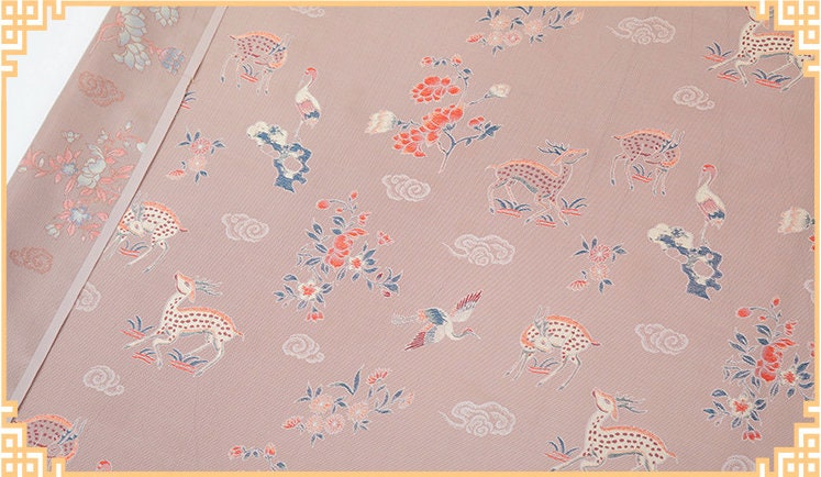 Tissu jacquard à motif cerf Sika : mélange de soie et de rayonne aux reflets colorés