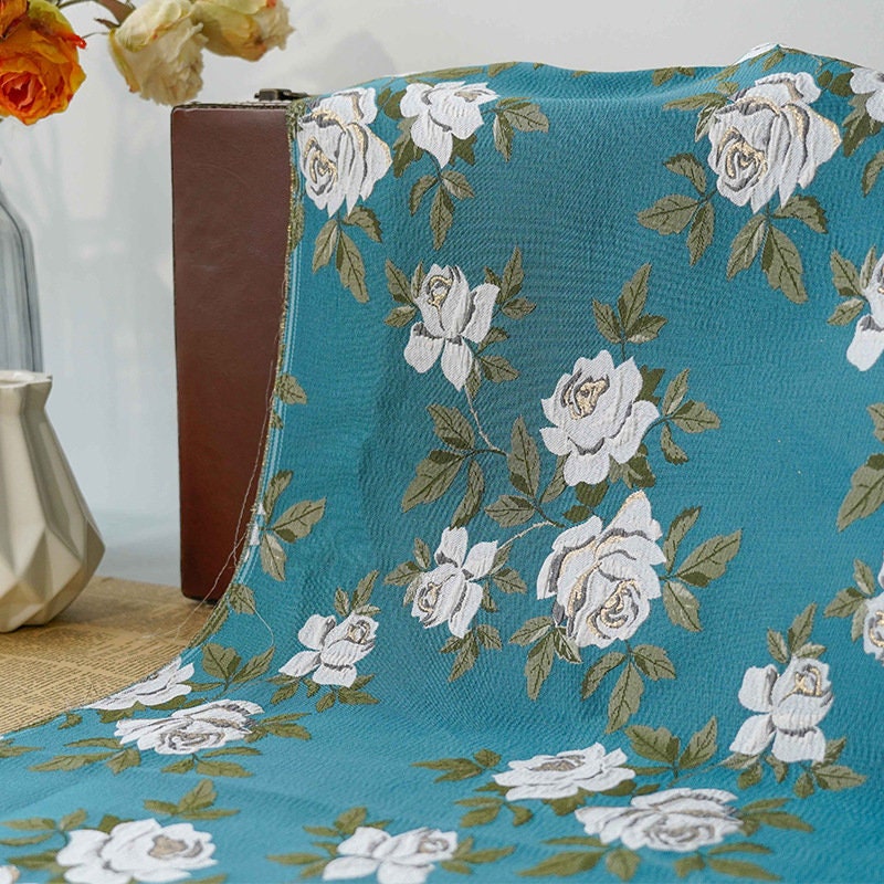 Tissu jacquard à motif floral bleu : tissu d'ameublement métallisé en relief, 160 cm de large