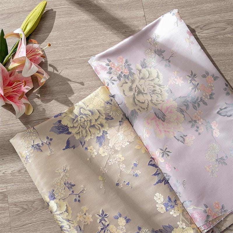Tissu brocart pivoine : mélange de soie à motif floral rose doré, 140 cm de large