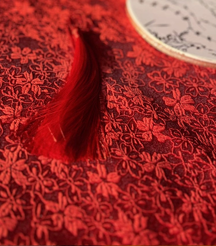 Tissu brocart floral métallisé rouge : matériau de couture d'ameublement traditionnel