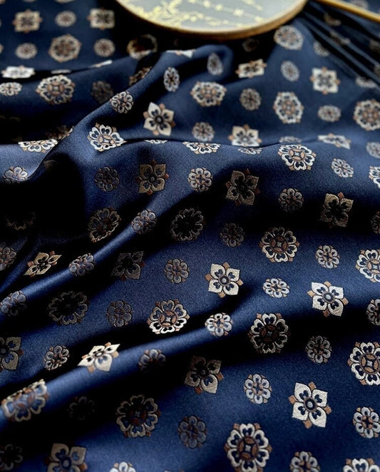 Tissu brocart Nishijin : motif Pipa de la dynastie Tang, fil d'or (59 pouces de large)