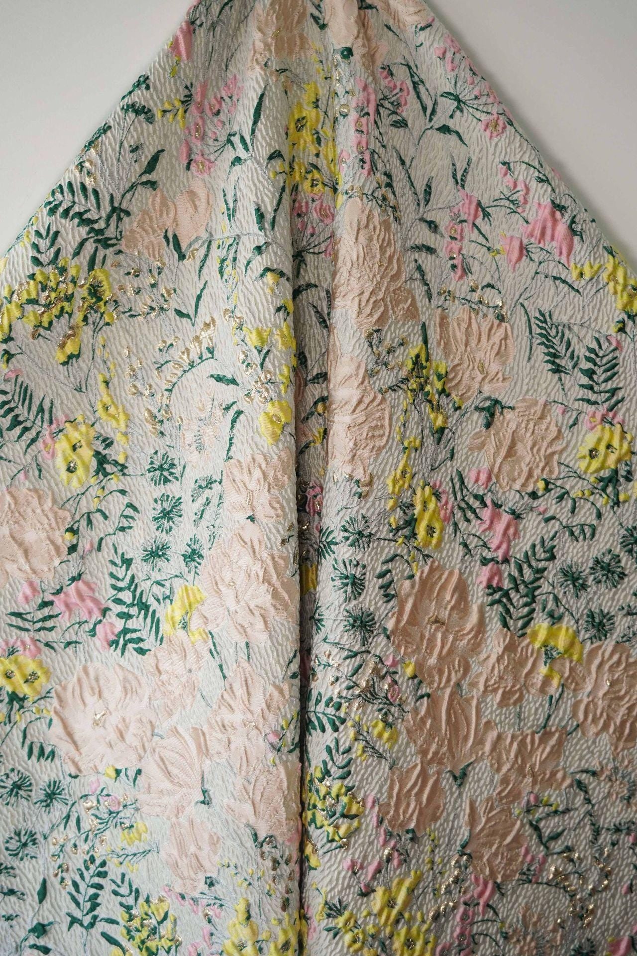 Tissu jacquard floral réversible : Rayonne/Polyester tissé en relief 3D, 137 cm de large