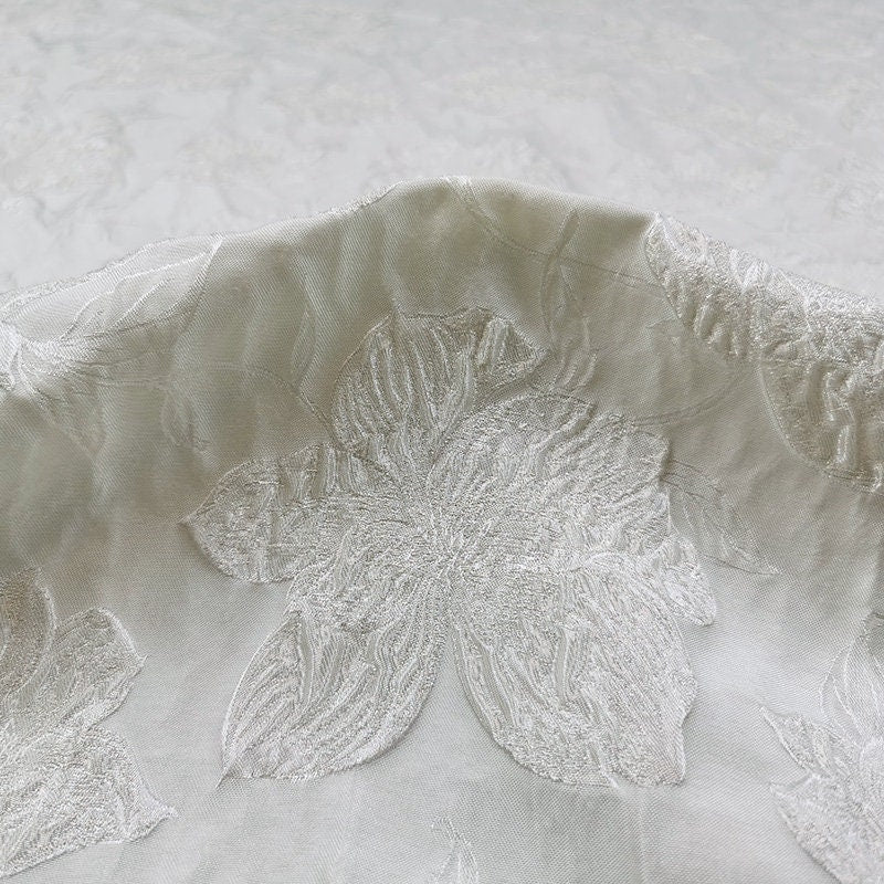 Tissu jacquard blanc à motifs floraux : matière texturée 3D pour robe de mariée, 152 cm de large