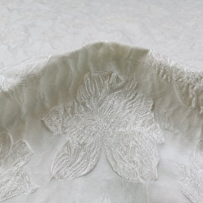 Tissu jacquard blanc à motifs floraux : matière texturée 3D pour robe de mariée, 152 cm de large