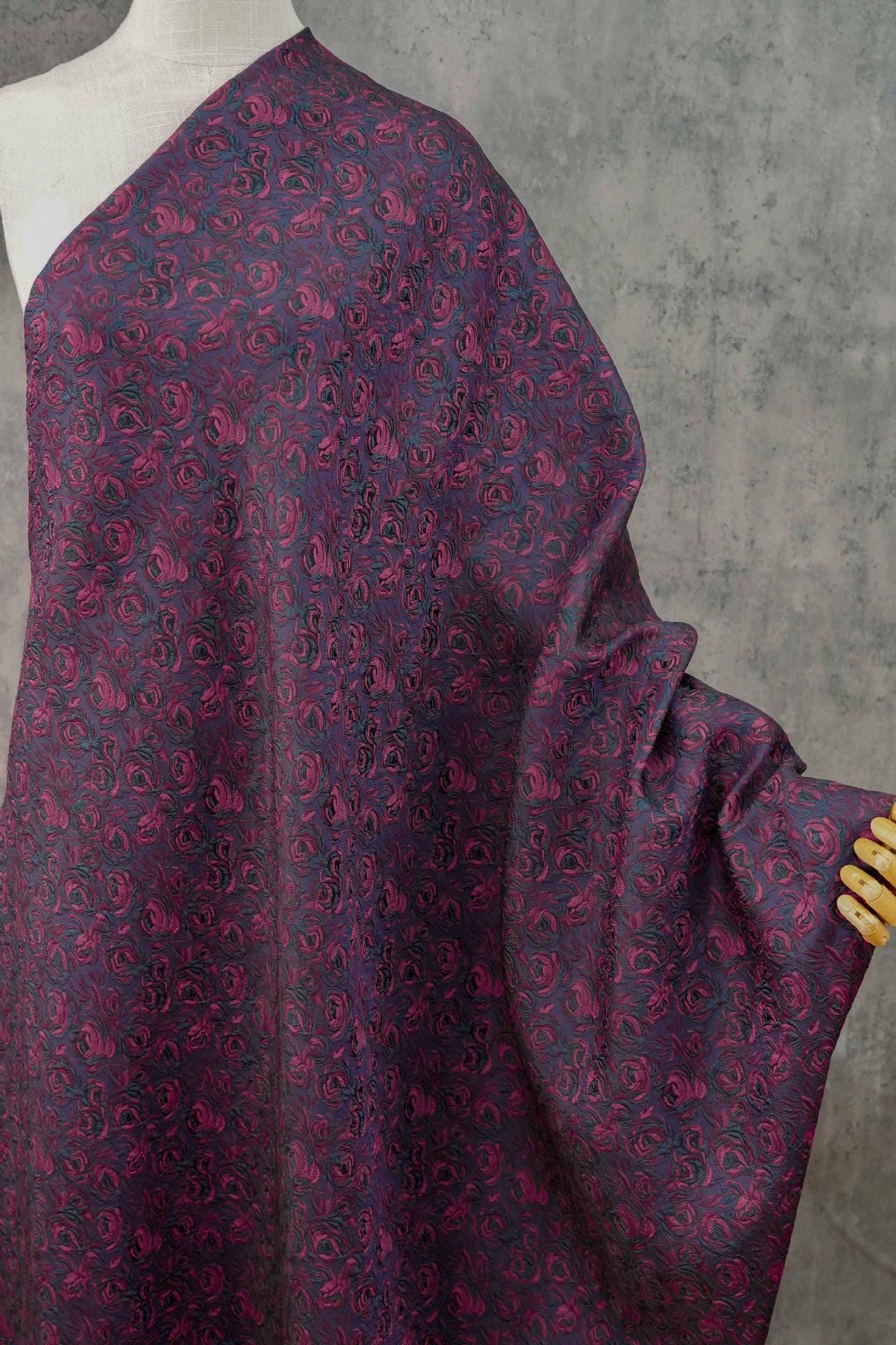 Tissu jacquard à motif de roses en relief : tissu d’ameublement vintage, 160 cm de large