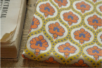 Tissu jacquard réversible : motif rétro orange en relief, 165 cm de large