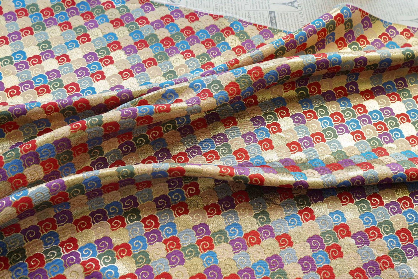 Tissu jacquard à fil doré : Nuage porte-bonheur 3D, pour l’ameublement, les costumes et la couture - 142 cm de large