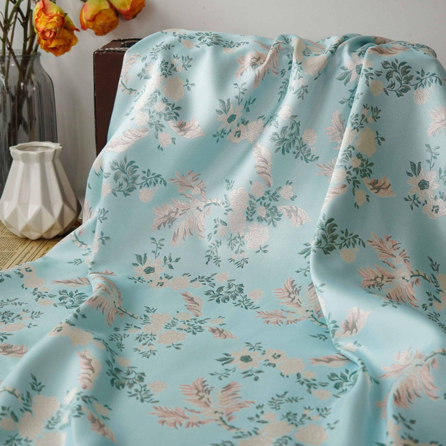 Tissu jacquard à motif floral : Lurex brillant tissé à motif floral 3D, 165 cm de large