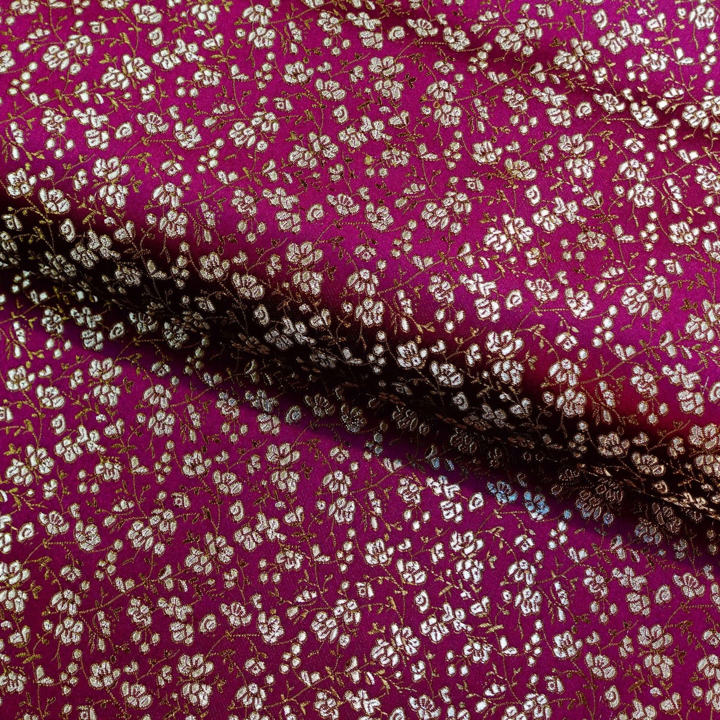 Tissu brocart de soie à motifs floraux : satin de rayonne de 114 cm de large, idéal pour la confection de costumes et l’ameublement, vendu au mètre.