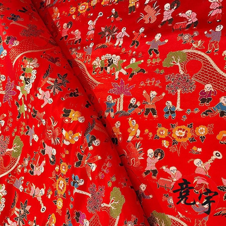Brocart chinois rouge et or : motif de peintures anciennes, 150 cm de large