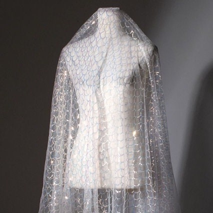 Tissu à paillettes écailles de sirène - 127 cm de large - Tissu de créateur brodé