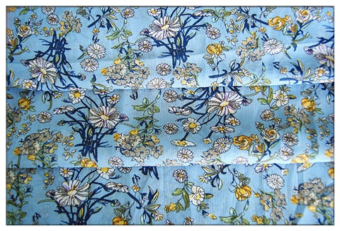 Crêpe bleu lac chrysanthème : 150 cm de large, satin de polyester, vendu au mètre