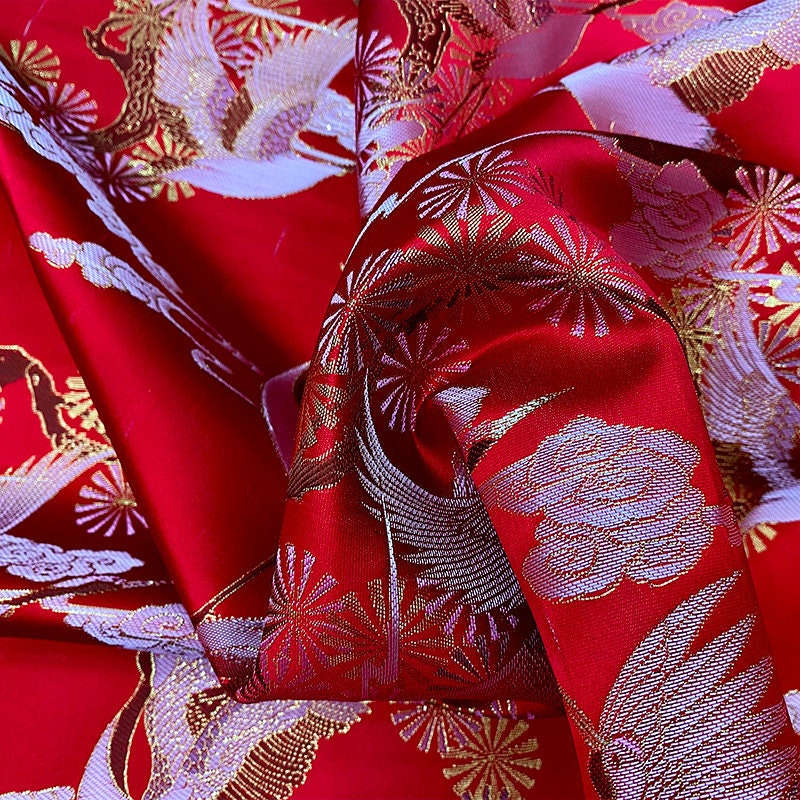 Tissu satin jacquard à motif de grues rouges : brocart antique pour cheongsam (au mètre)