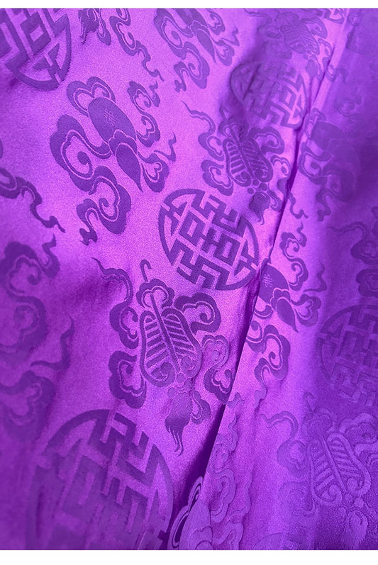 Tissu brocart de soie violet : inspiration chinoise pour l’ameublement, les costumes et la décoration.