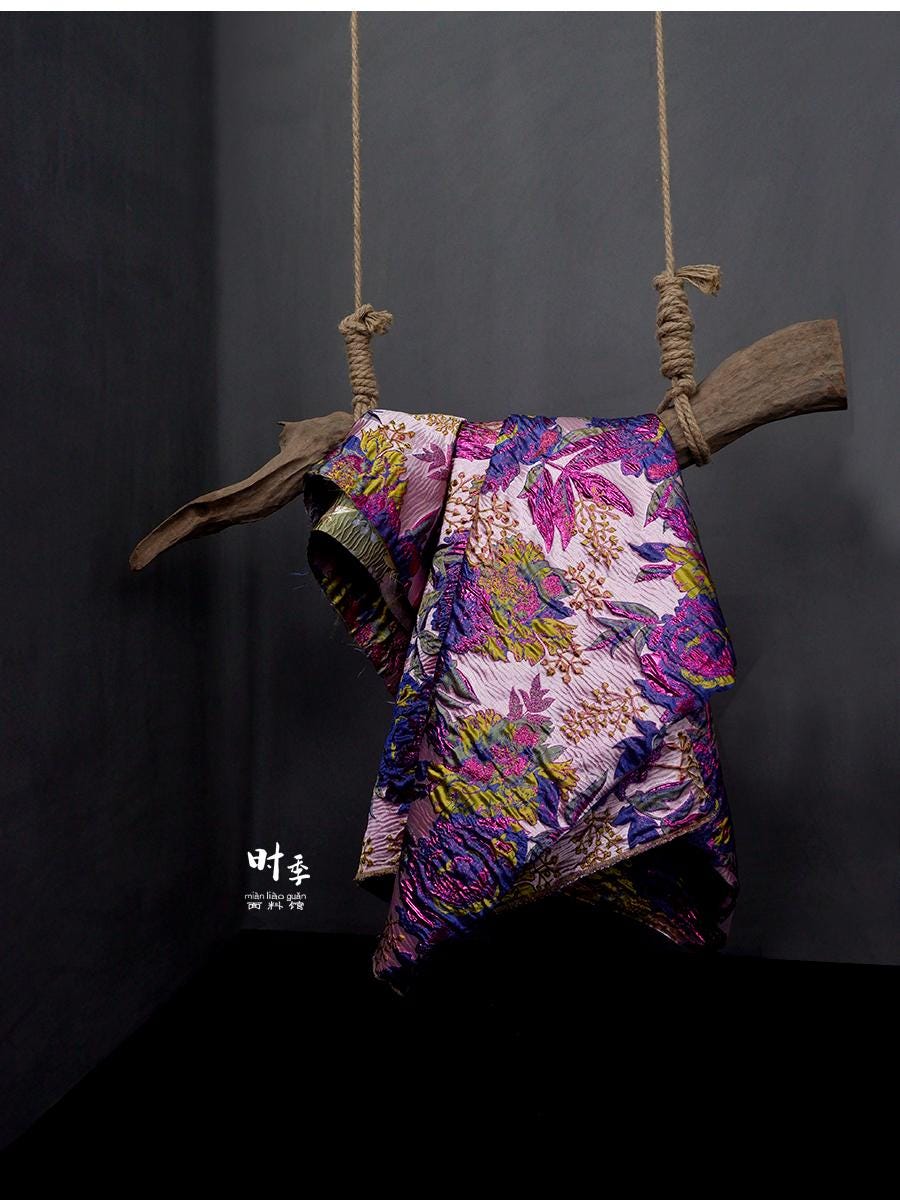 Tissu jacquard à fil doré : motif floral 3D violet et bleu, largeur 140 cm
