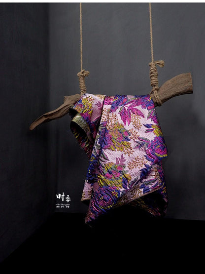 Tissu jacquard à fil doré : motif floral 3D violet et bleu, largeur 140 cm