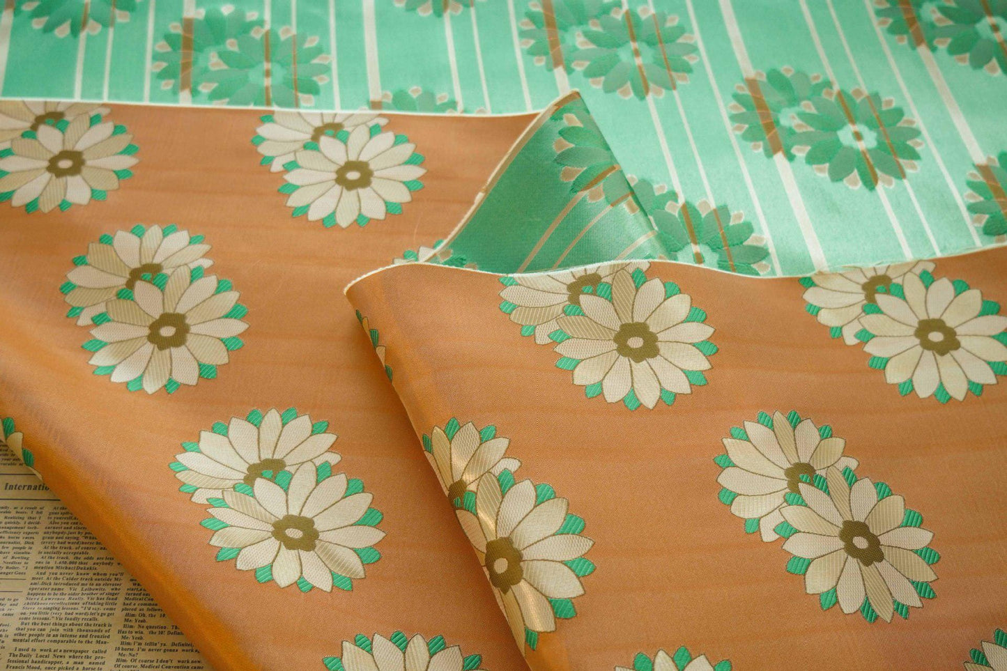 Tissu brocart à fleurs d'oranger : satin jacquard pour couture et matelassage, 150 cm de large