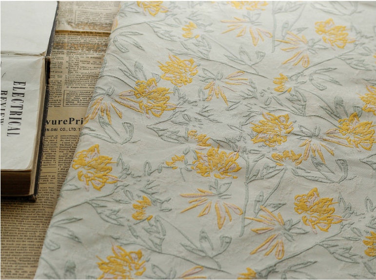 Tissu jacquard floral en relief : style vintage pour ameublement, robes, rideaux - 162,5 cm de large