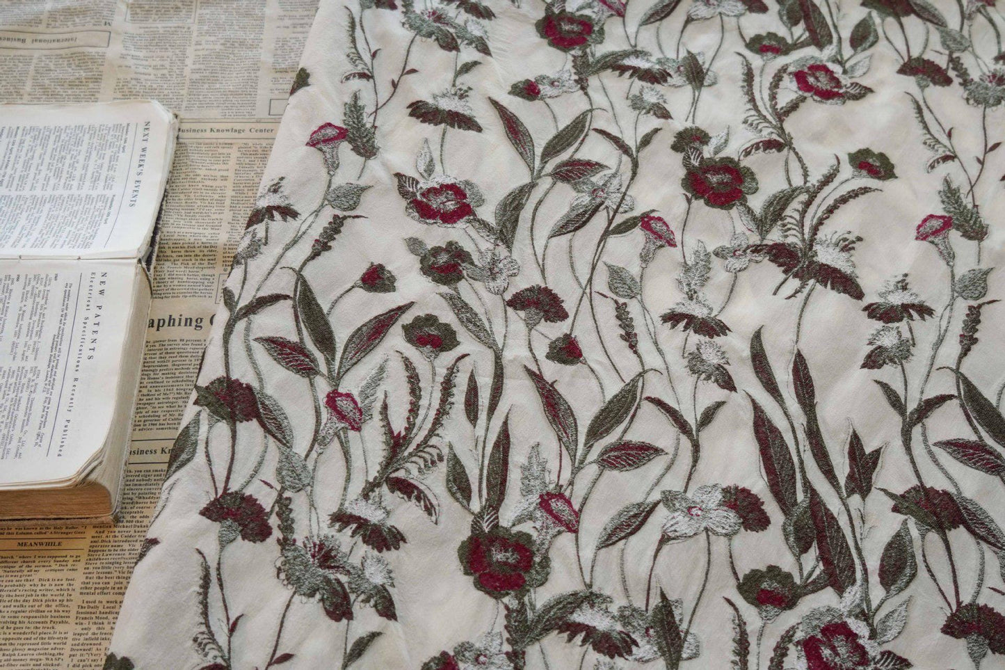 Tissu jacquard à motif floral : texture 3D, largeur 127 cm (50 po) - Vendu au mètre