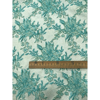 Tissu satiné damassé métallisé : jacquard à motif floral 3D, largeur 145 cm