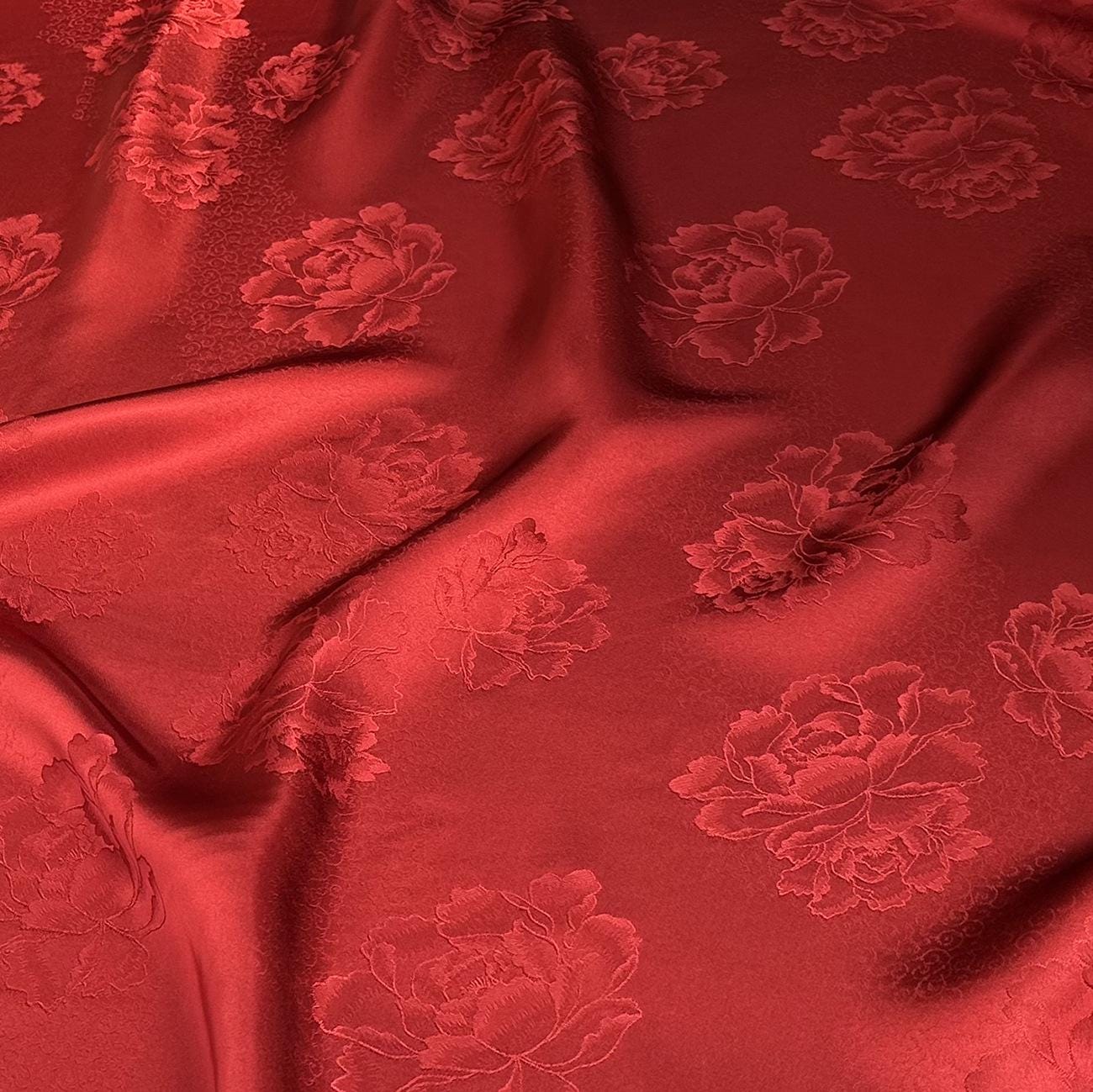 Tissu en rayonne damassé satiné jacquard pivoine : double face, 150 cm de large