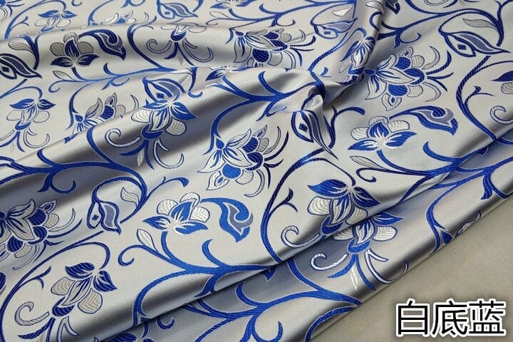 Brocart de soie à motif floral bleu, largeur 75 cm (29,5 po) - Vendu au mètre