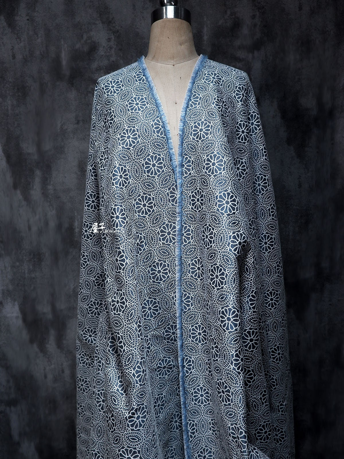 Tissu denim jacquard à motif floral : Matière première pour la couture, 145 cm