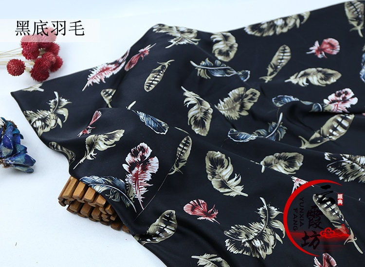 Tissu satiné imprimé floral : matière polyester douce, largeur 150 cm