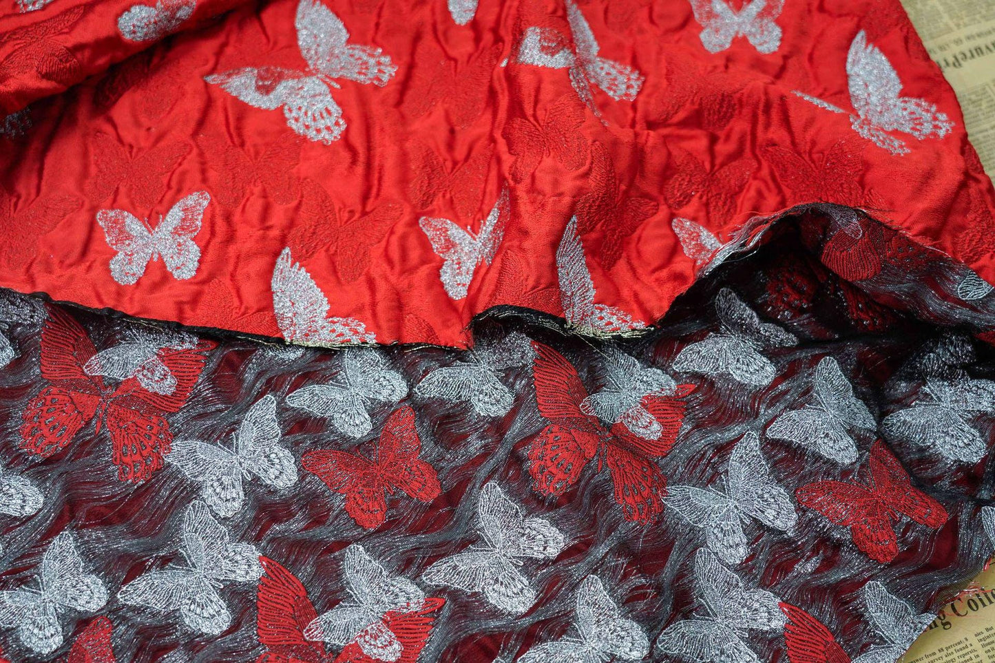Tissu jacquard rouge à motifs papillons : 117 cm de large, tissu d'ameublement et de costumes