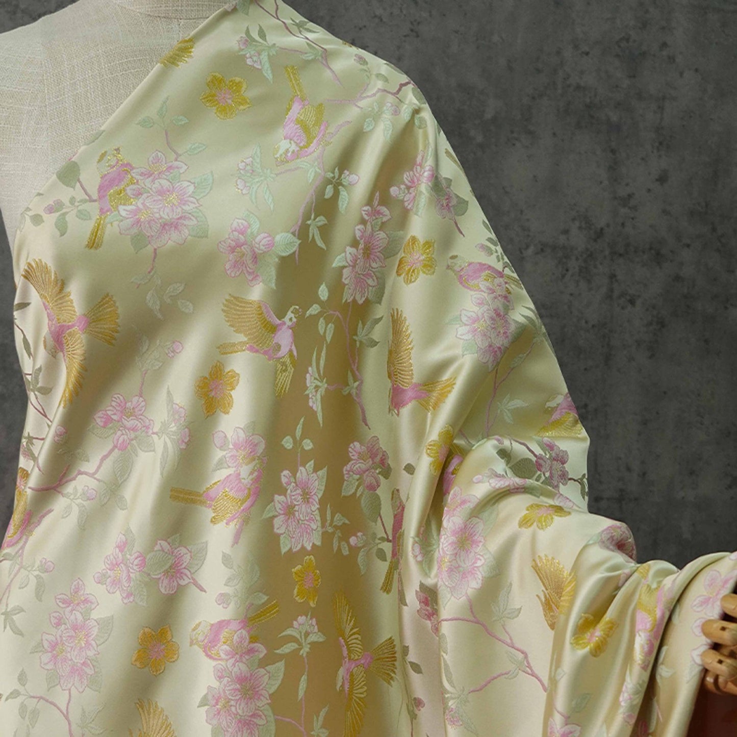 Tissu jacquard à fil doré : texture cloisonnée florale 3D avec oiseaux