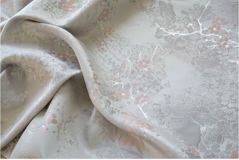 Tissu jacquard à motif papillon argenté : ameublement et costumes, 145 cm de large