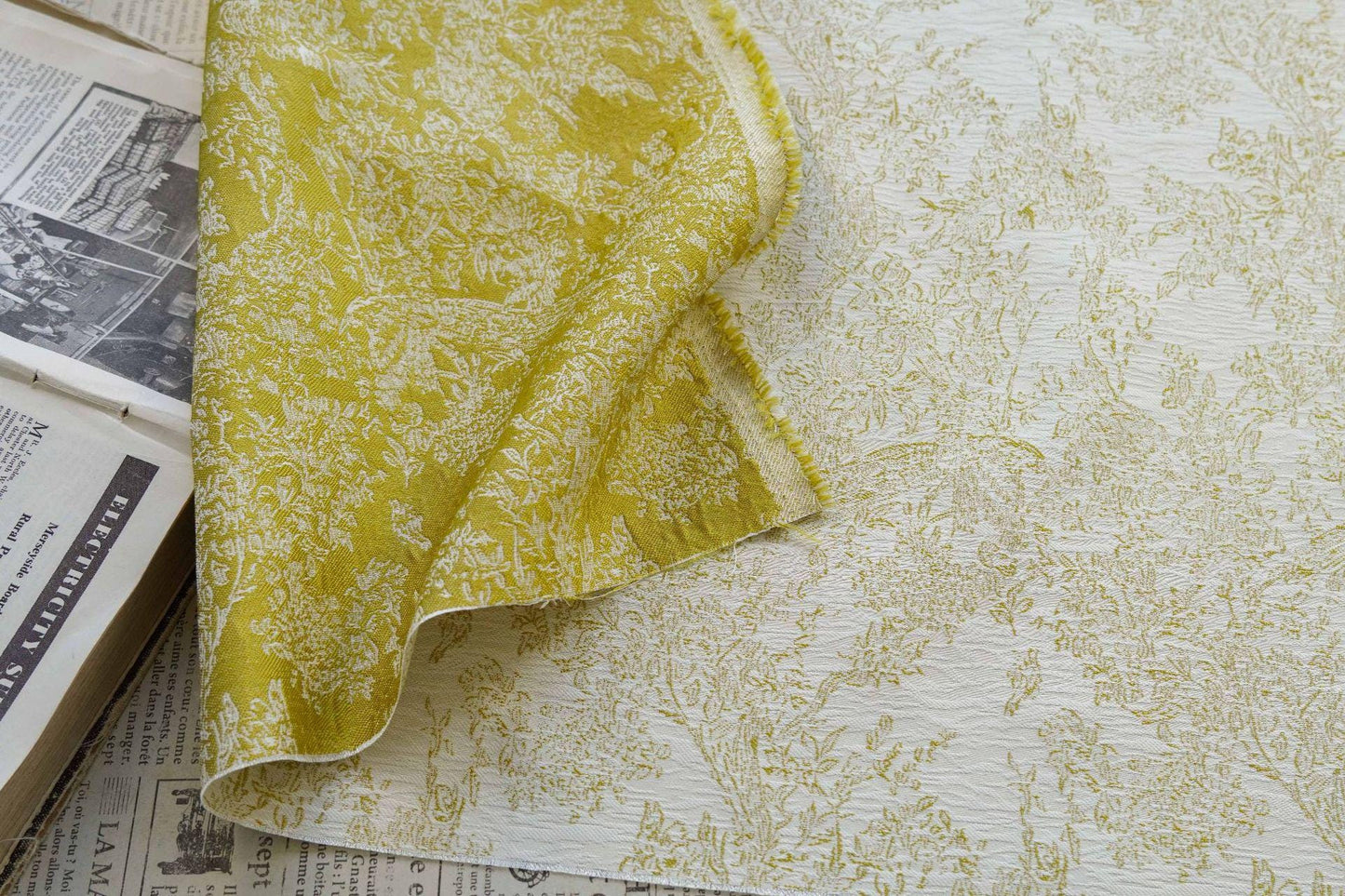 Tissu jacquard floral jungle française : tissage fin pour l’ameublement et la mode