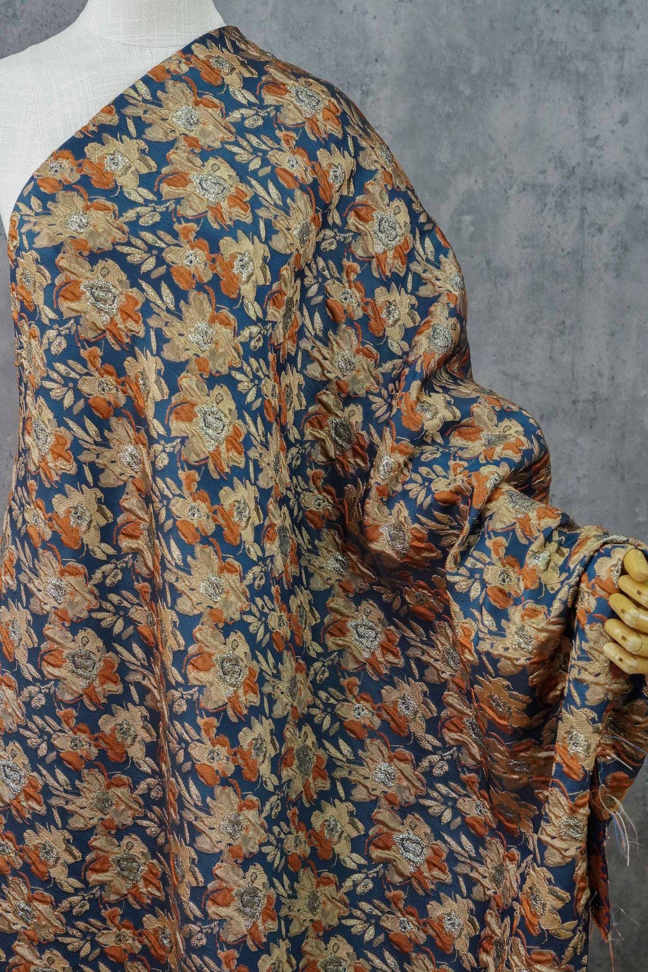 Tissu à motifs floraux en relief avec fil doré : mélange de rayonne 3D vintage, 142 cm de large