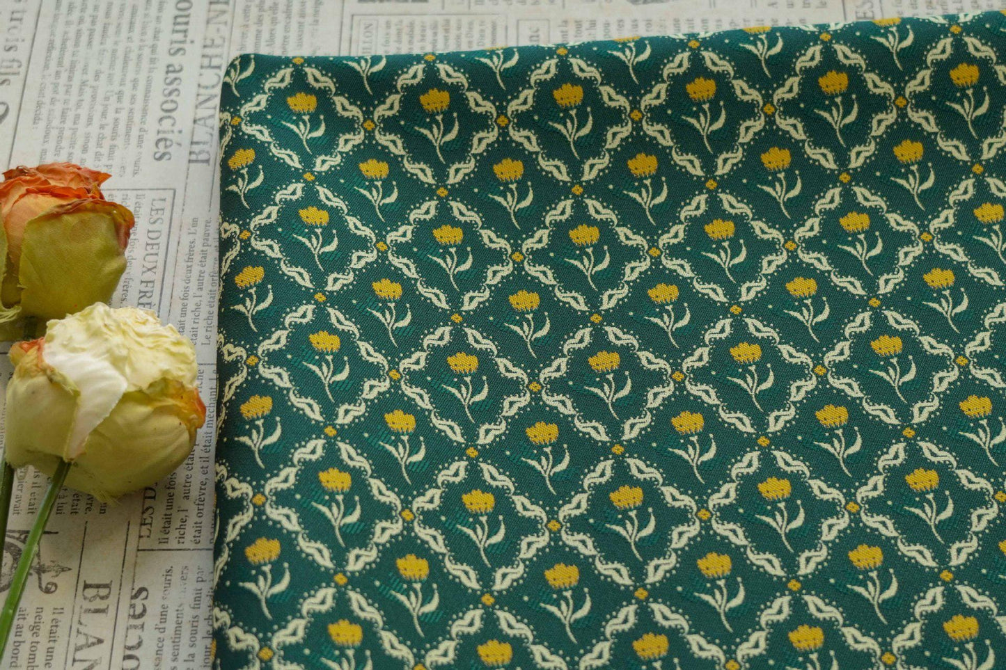 Tissu jacquard tulipe tissé : textile vintage double face, 160 cm de large