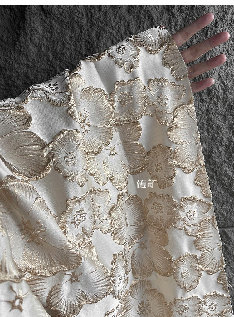 Tissu jacquard floral brodé or - 145 cm de large - Tissu de créateur de luxe